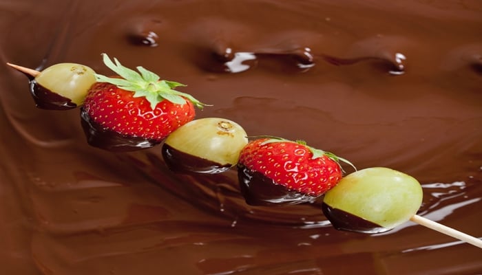 espetinho de frutas com chocolate