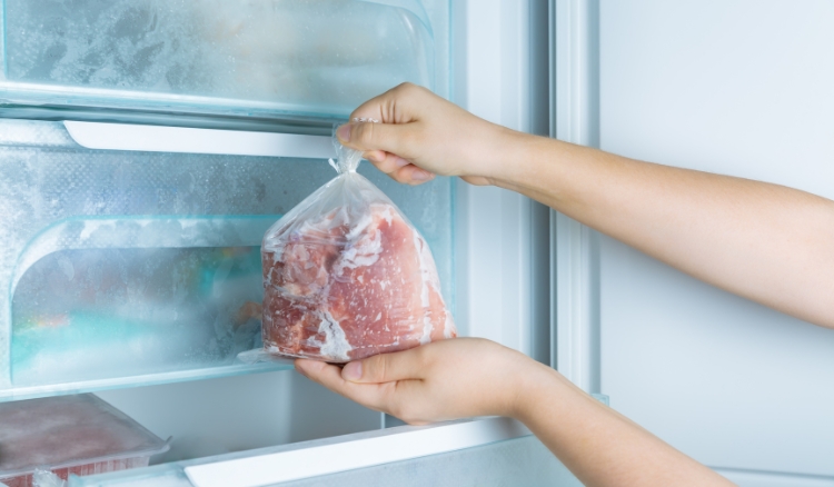 Como tirar carne grudada no congelador