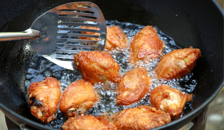 Como fritar frango na frigideira simples