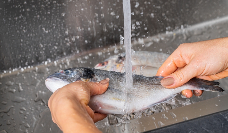 Como lavar o peixe antes de fritar